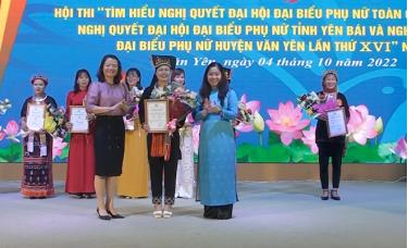 Lãnh đạo huyện Văn Yên và Hội LHPN tỉnh trao giải Nhất cho thí sinh Nguyễn Thị Bích Liên - Phó Chủ tịch Hội LHPN xã Viễn Sơn.